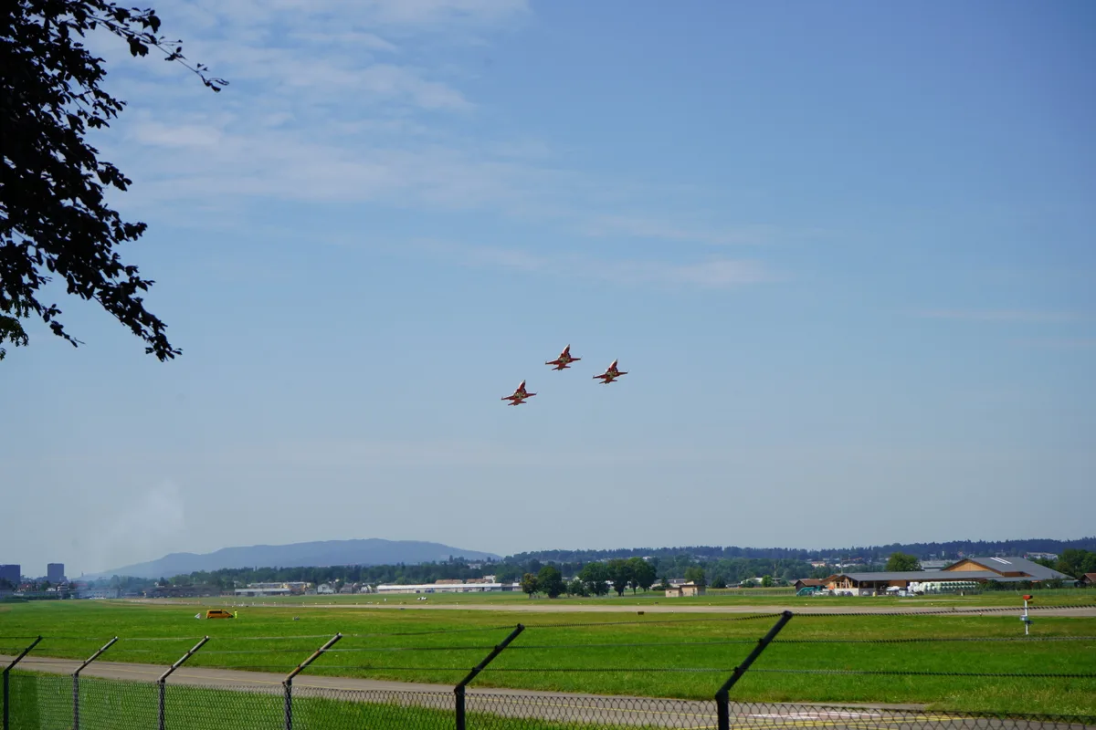 Kampfjets starten in Dübendorf.